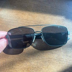 Tommy Hilfigure TH 1521/S Sunglasses (black)